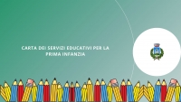 sfondo verde, logo comune sulla destra, in basso matite colorate, scritta Carta dei servizi per la prima infanzia