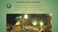 sfondo verde, logo comune di gavorrano, avviso pubblico per la ricerca di sponsorizzazioni festival teatro delle rocce, foto teatro delle rocce in notturna
